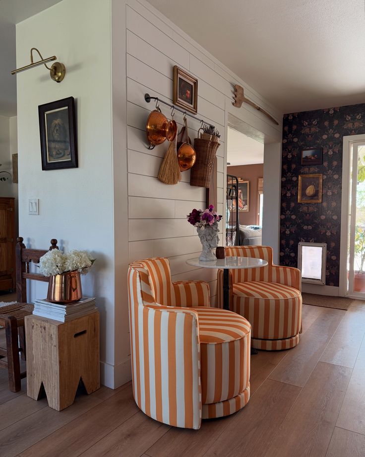 Poltronas listradas reposicionadas junto a uma mesa lateral, criando um novo canto de conversa